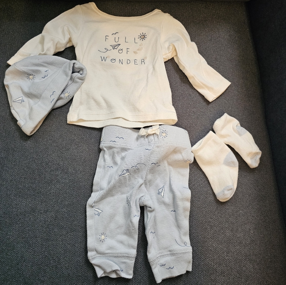 NWOT Carters newborn full of wonder set